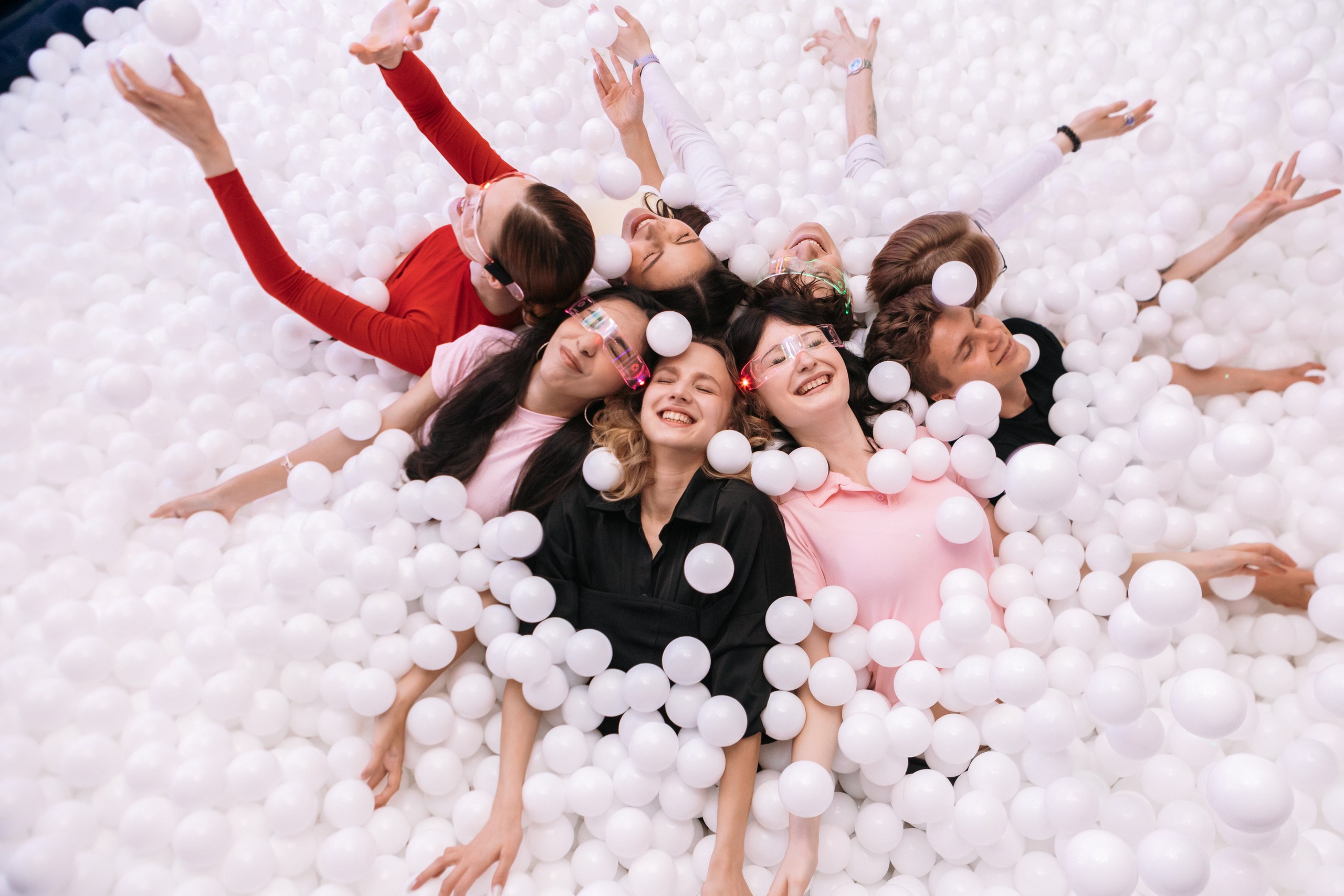 бассейн с мячиками фото