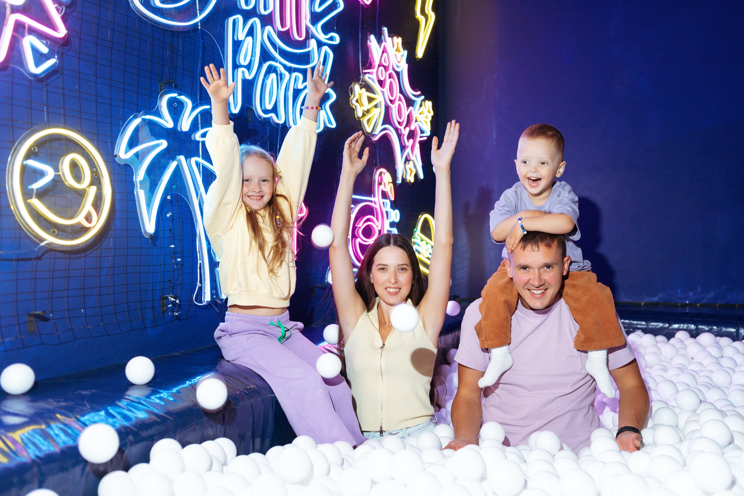 бассейн с мячиками развлечения